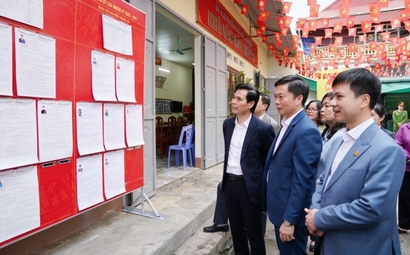 The Secretary of the Lang Son Provincial Party Committee inspects the election preparation work in Ky Lua ward. Photo: Tri Dung