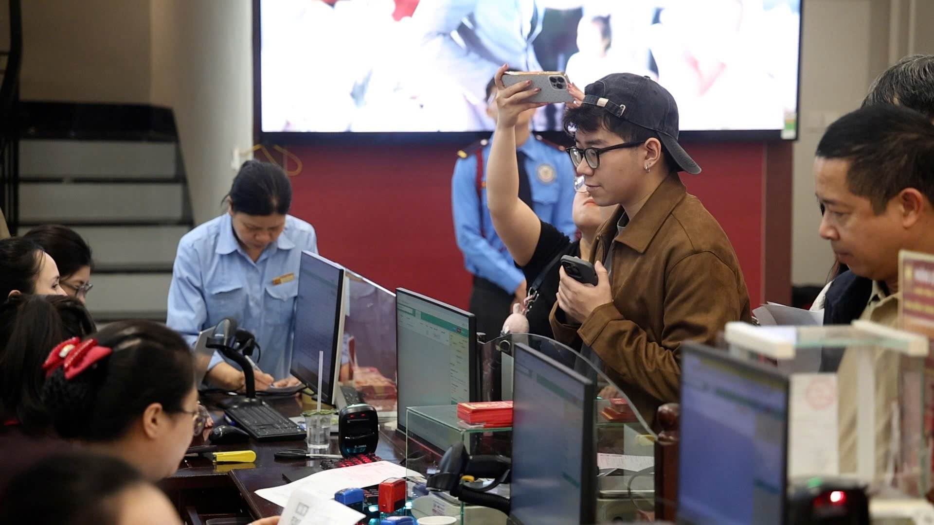 Người dân đổ xô đến các cửa hàng để mua vàng trong ngày Vía Thần tài. Ảnh: Việt Anh