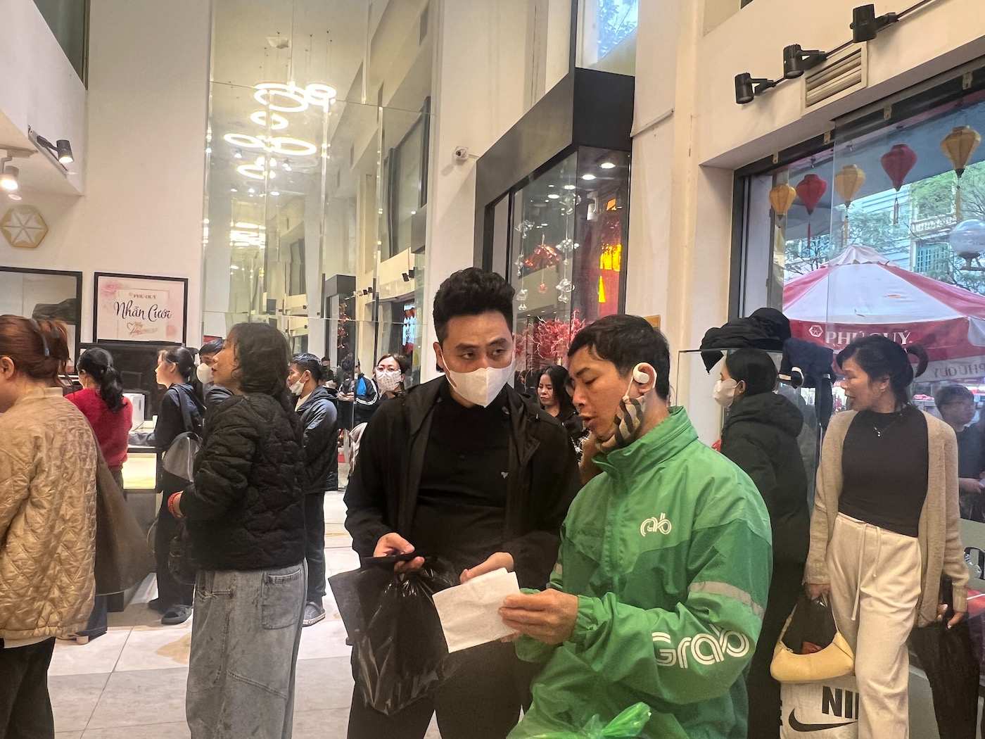 Người lao động mạnh dạn xuống tiền khi giá vàng giảm. Ảnh: Anh Tuấn