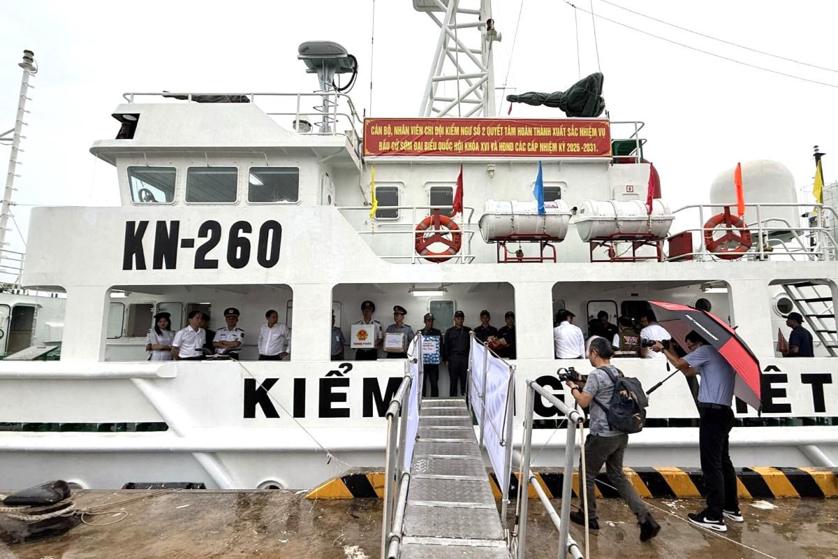 Seeing off the working delegation accompanying ship KN-260 to perform early election tasks at sea. Photo: Thanh An