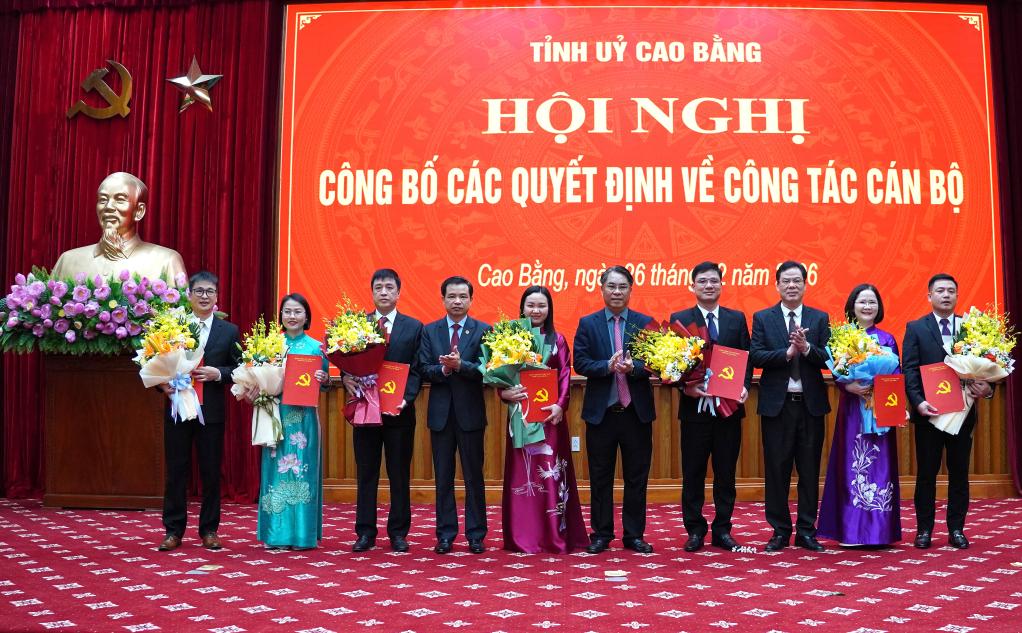 The Standing Committee of the Cao Bang Provincial Party Committee has just appointed 2 police officers to participate in the Provincial Party Committee Office. Photo: Kim Dung