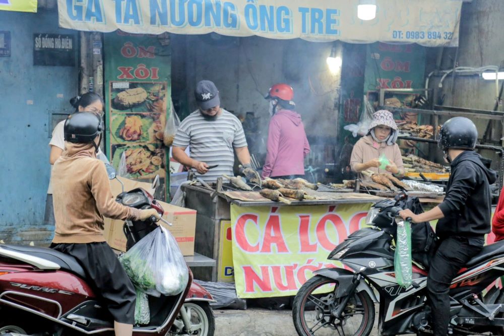 Khách hàng vây kín khu vực nướng cá để chọn lựa. Ảnh: Anh Tú