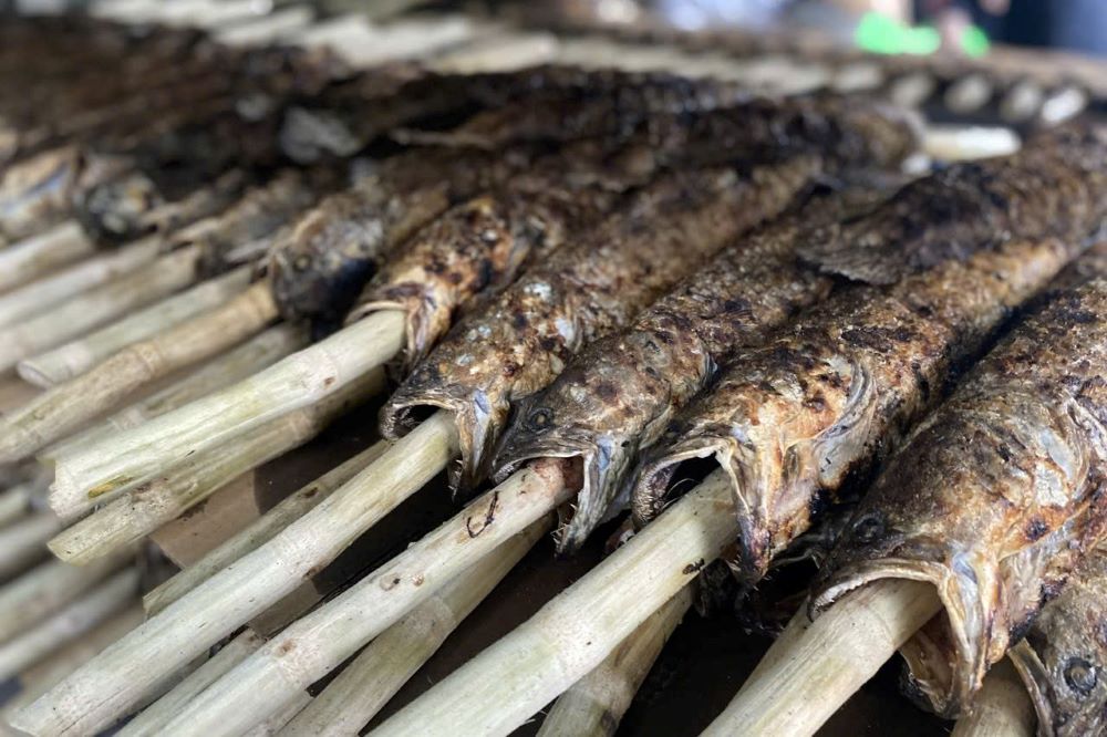 Những con cá lóc nướng thành phẩm được xếp lớp ngay ngắn, vàng ươm, chờ sẵn để phục vụ dòng người đổ về mua lễ vật cúng Thần Tài. Ảnh: Anh Tú