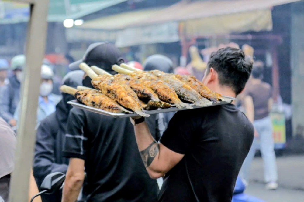 Cá lóc được bổ sung lên kệ liên tục để đảm bảo nguồn cung cho khách hàng. Ảnh: Anh Tú