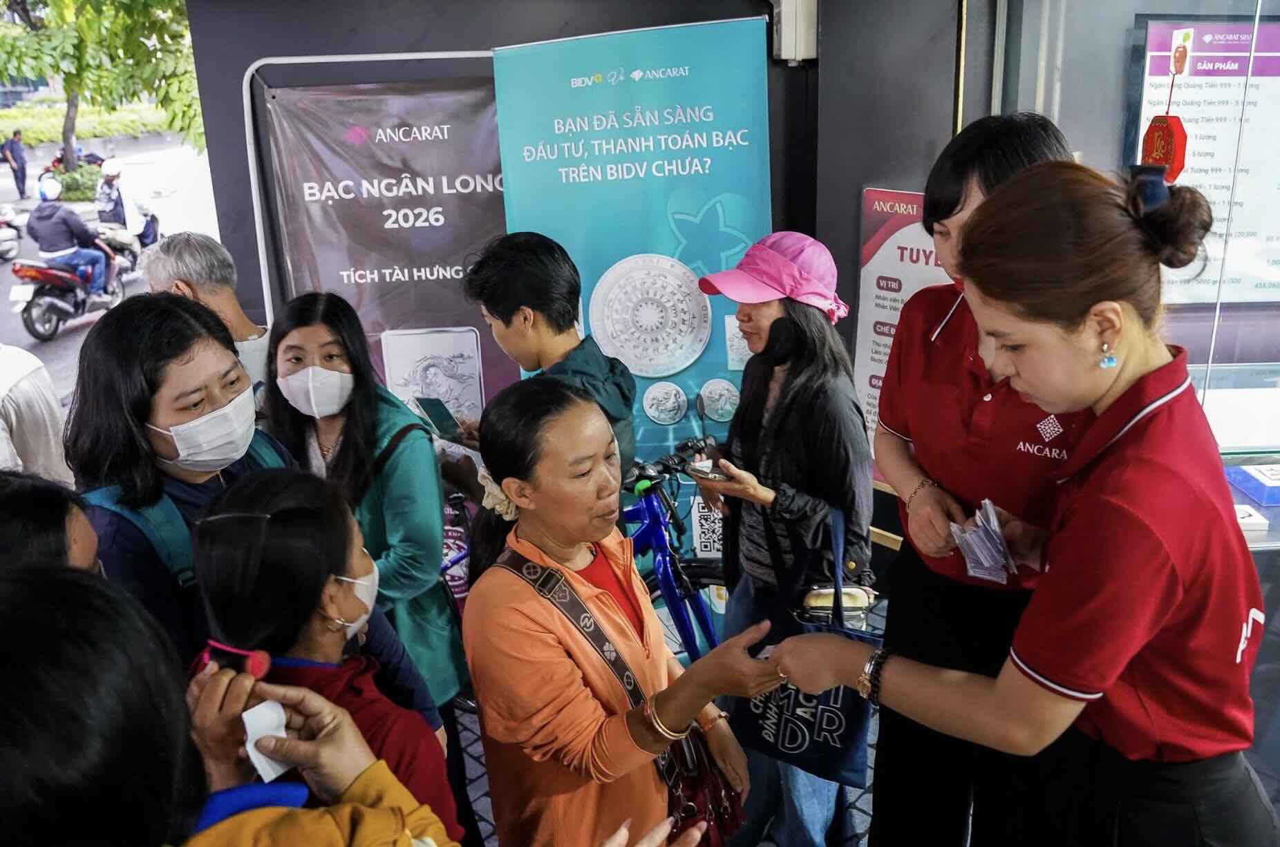 Nhiều cửa hàng áp dụng hình thức phát phiếu, giới hạn số lượng mỗi khách nhằm tránh quá tải. Chính cơ chế này vô tình tạo ra nhu cầu mới thuê người đi xếp hàng. Ảnh:  