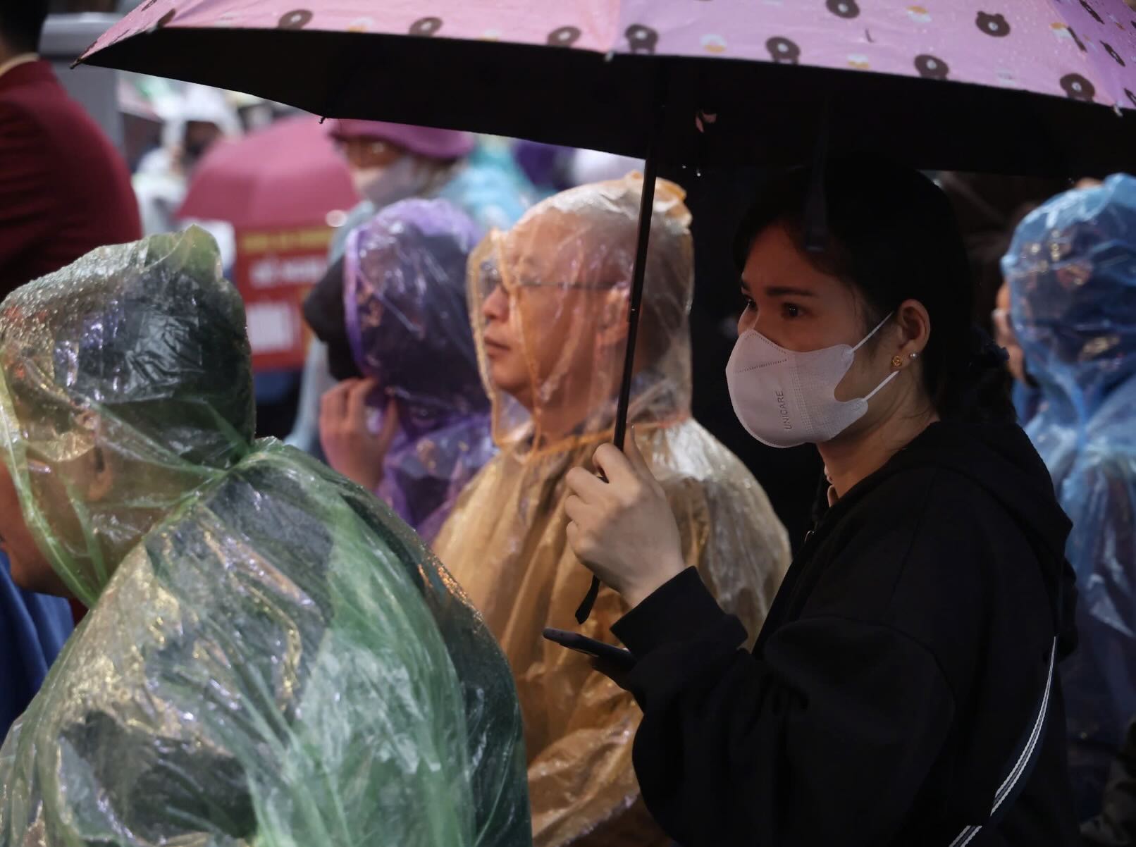 Nhiều người dân chấp nhận đội mưa, kiên nhẫn xếp hàng chờ tới lượt mua vàng trong ngày vía Thần Tài. Ghi nhận tại phố Trần Nhân Tông, Hà Nội.