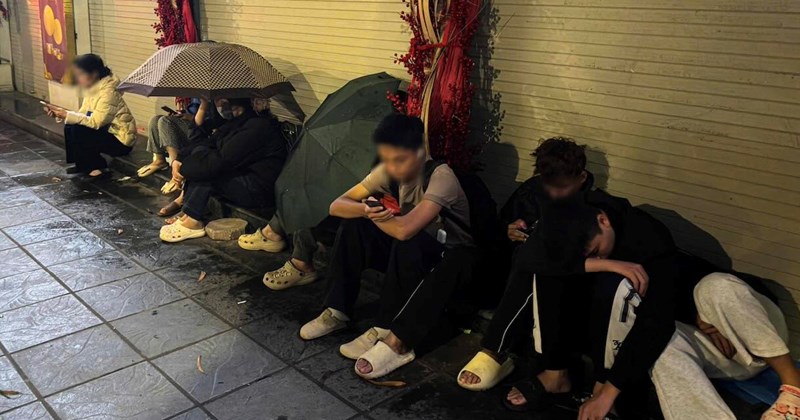 Sinh viên xếp hàng thuê ngày Vía Thần Tài, 150.000 đồng/lượt