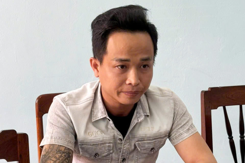 Đối tượng Nguyễn Tiến Sĩ ra đầu thú sau khi được Công an xã Phù Mỹ Nam (Gia Lai) vận động. Ảnh: Công an