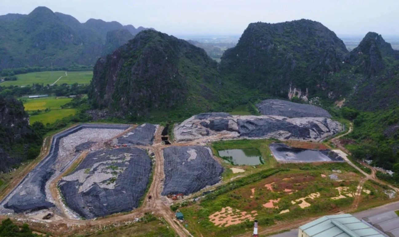 Bãi rác Đông Nam (Thanh Hóa) đã quá tải nhiều năm. Ảnh: Thanh Tuấn