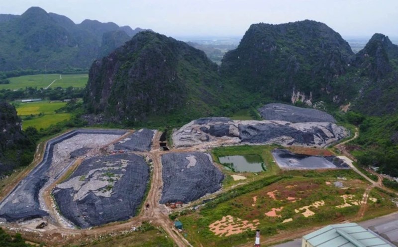 Bãi rác Đông Nam (Thanh Hóa) đã quá tải nhiều năm. Ảnh: Thanh Tuấn