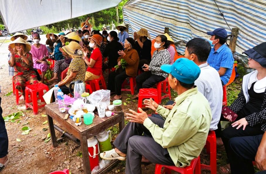 Người dân đã nhiều lần tập trung phản đối việc chất thêm rác vào bãi ...