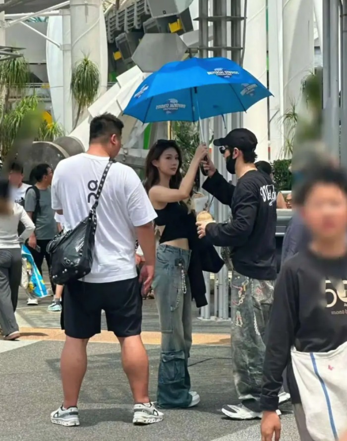 Huỳnh Hiểu Minh và bạn gái tin đồn xuất hiện công khai tại Singapore. Ảnh: Cắt từ video