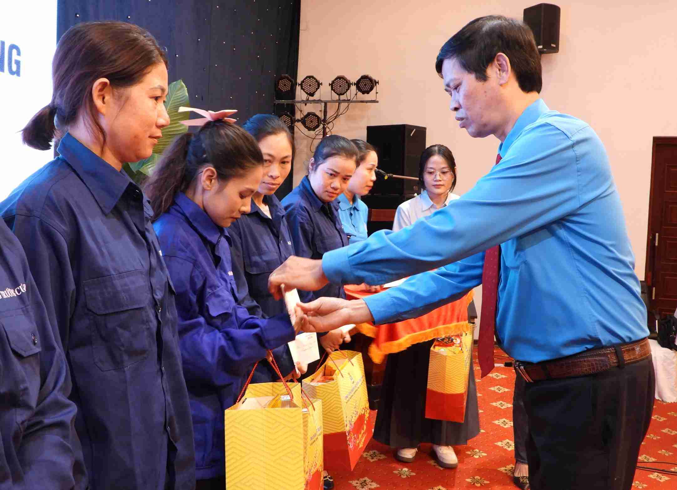Trade union levels in Dak Lak province have implemented many practical programs to care for union members and workers during the 2026 Lunar New Year. Photo: Long Du