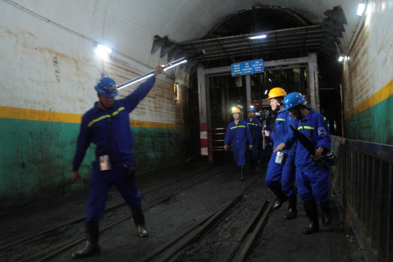 Một đoàn làm phim chuẩn bị quay tại lò chợ Công ty CP Than Hà Lầm năm 2023. Ảnh: Phạm Học.