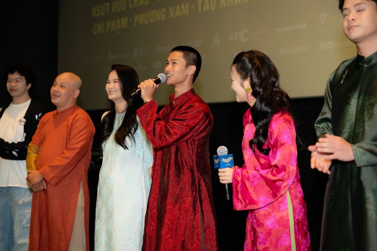 Nguyen Hung sings the movie soundtrack "Thank you for staying up with me". Photo: Film crew.