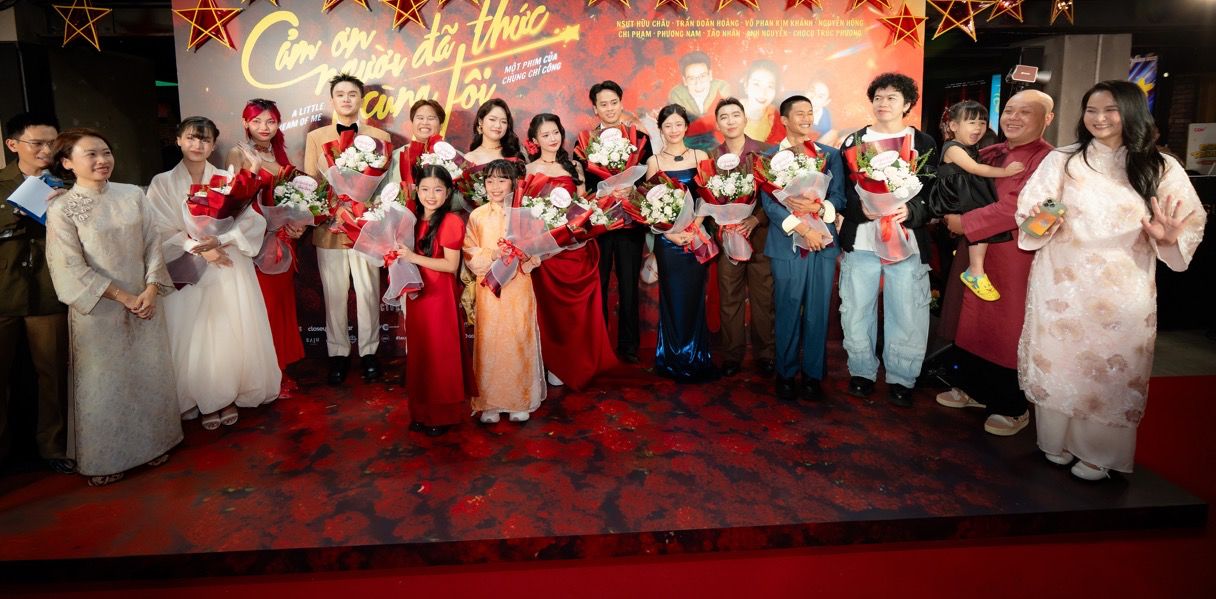 Đoàn phim “Cảm ơn người đã thức cùng tôi”. Ảnh: Đoàn phim.