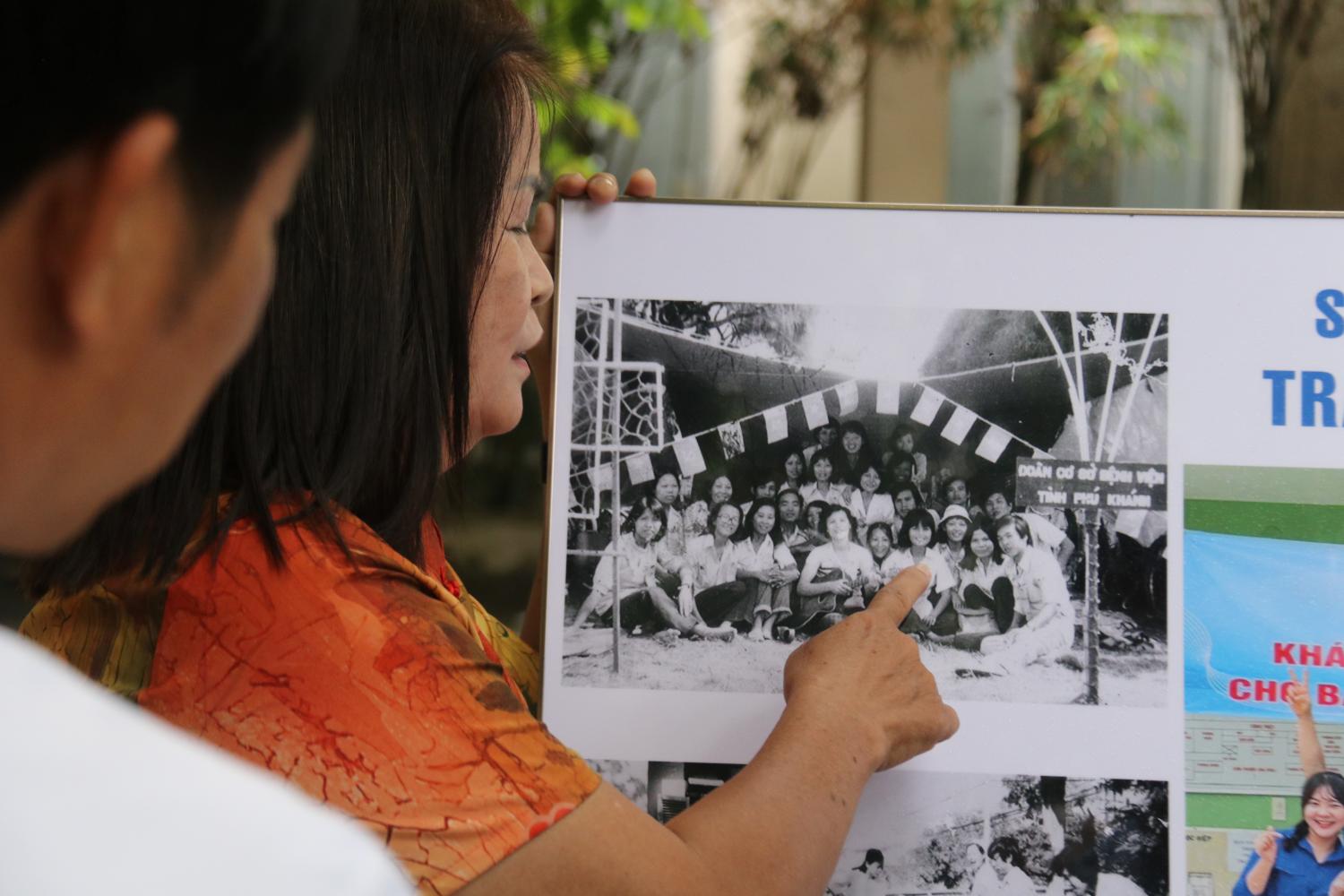 Các thế hệ cán bộ, y bác sĩ Bệnh viện Đa khoa Khánh Hòa tham gia hoạt động triển lãm ảnh tái hiện hành trình hình thành và phát triển của bệnh viện qua từng giai đoạn. Ảnh: Phương Linh