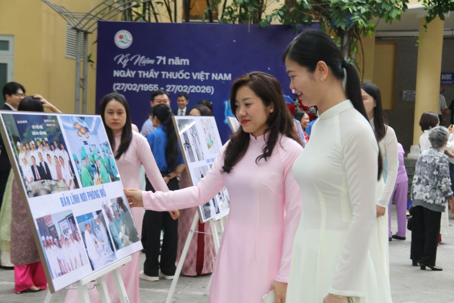 Thế hệ trẻ Bệnh viện Đa khoa Khánh Hòa cùng xem lại những bức ảnh ghi lại dấu ấn tinh thần đoàn kết, ý chí vượt khó và khát vọng vươn lên của tập thể cán bộ, thầy thuốc Bệnh viện những năm qua. Ảnh: Phương Linh