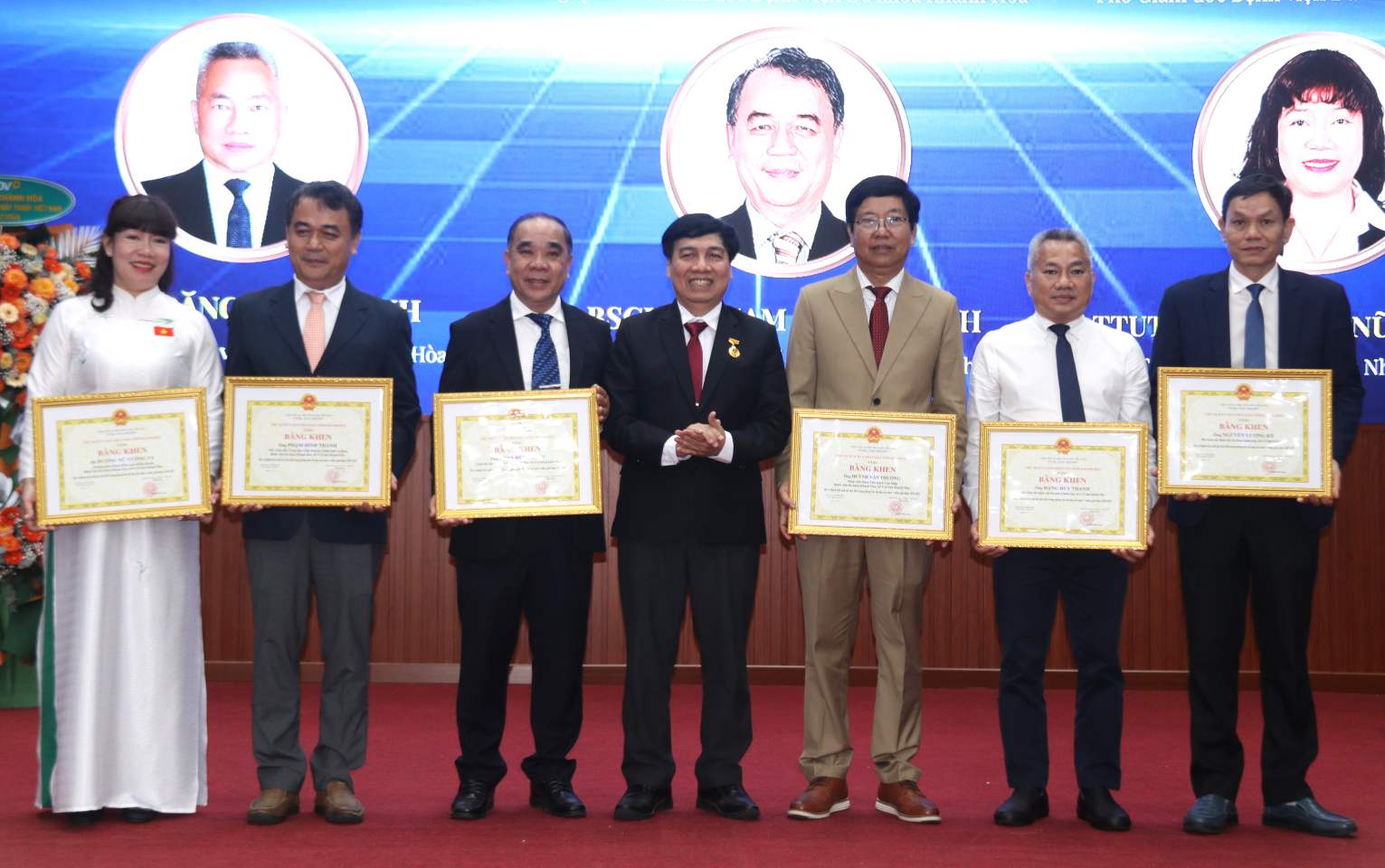 Lãnh đạo Bệnh viện Đa khoa Khánh Hòa trao bằng khen của Chủ tịch UBND tỉnh cho các cá nhân xuất sắc. Ảnh: Phương Linh