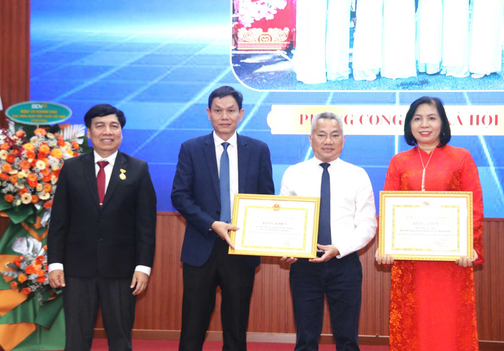 2 collectives of Khanh Hoa General Hospital receive certificates of merit from Khanh Hoa Provincial People's Committee. Photo: Phuong Linh