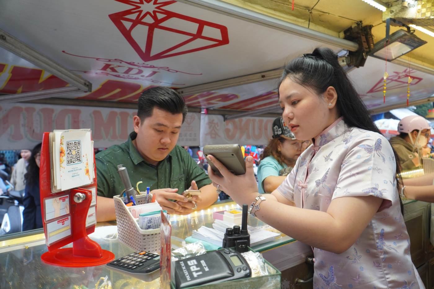 God of Wealth gold in Ho Chi Minh City no longer has the scene of spending heavily, many people only buy half a tael.