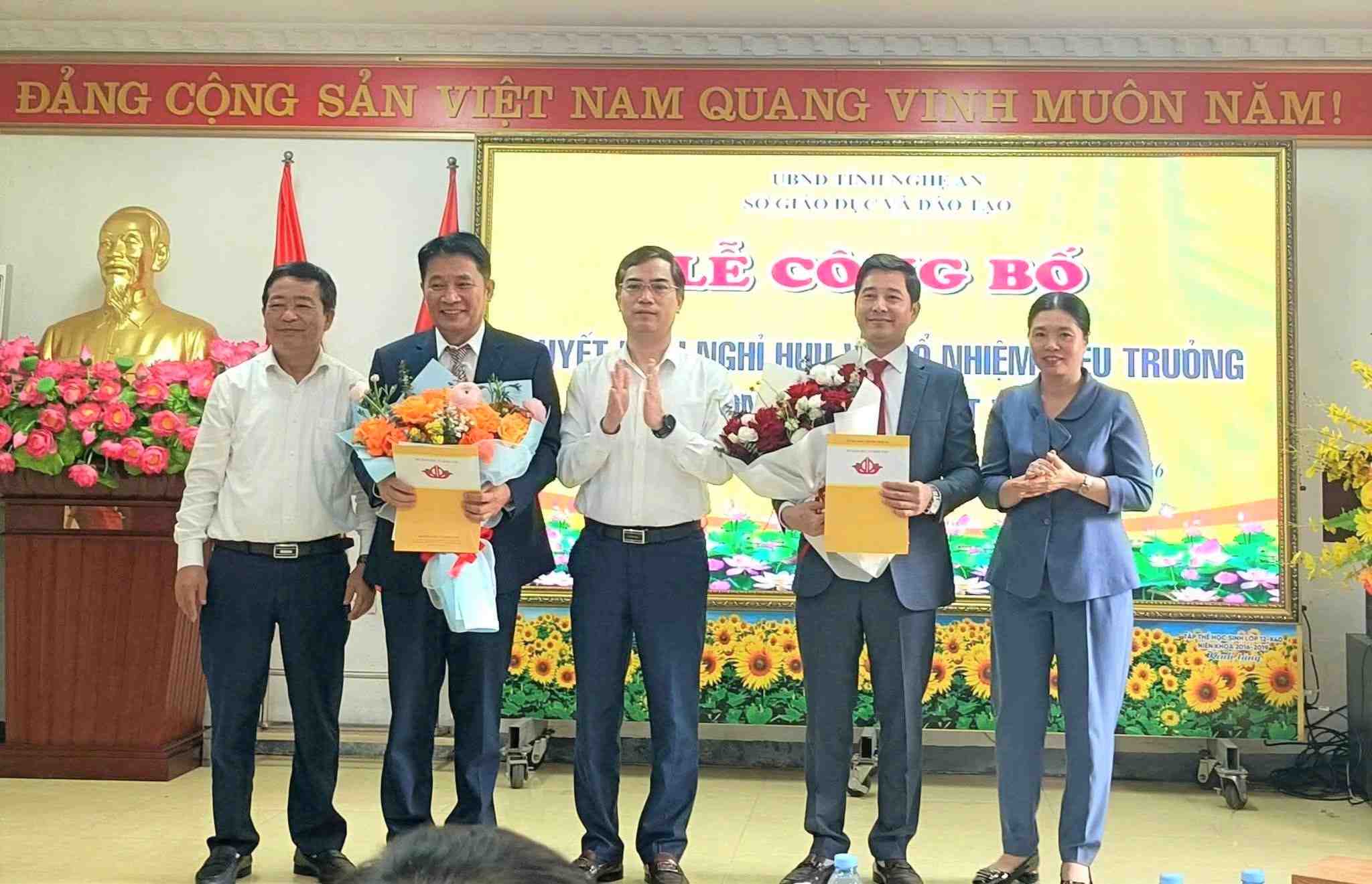 Leaders of Nghe An Department of Education and Training present decisions and flowers to congratulate Dr. Dang Van Hai - former Chairman of Nghe An Education Sector Trade Union - who was appointed to a new position. Photo: Ngoc Anh