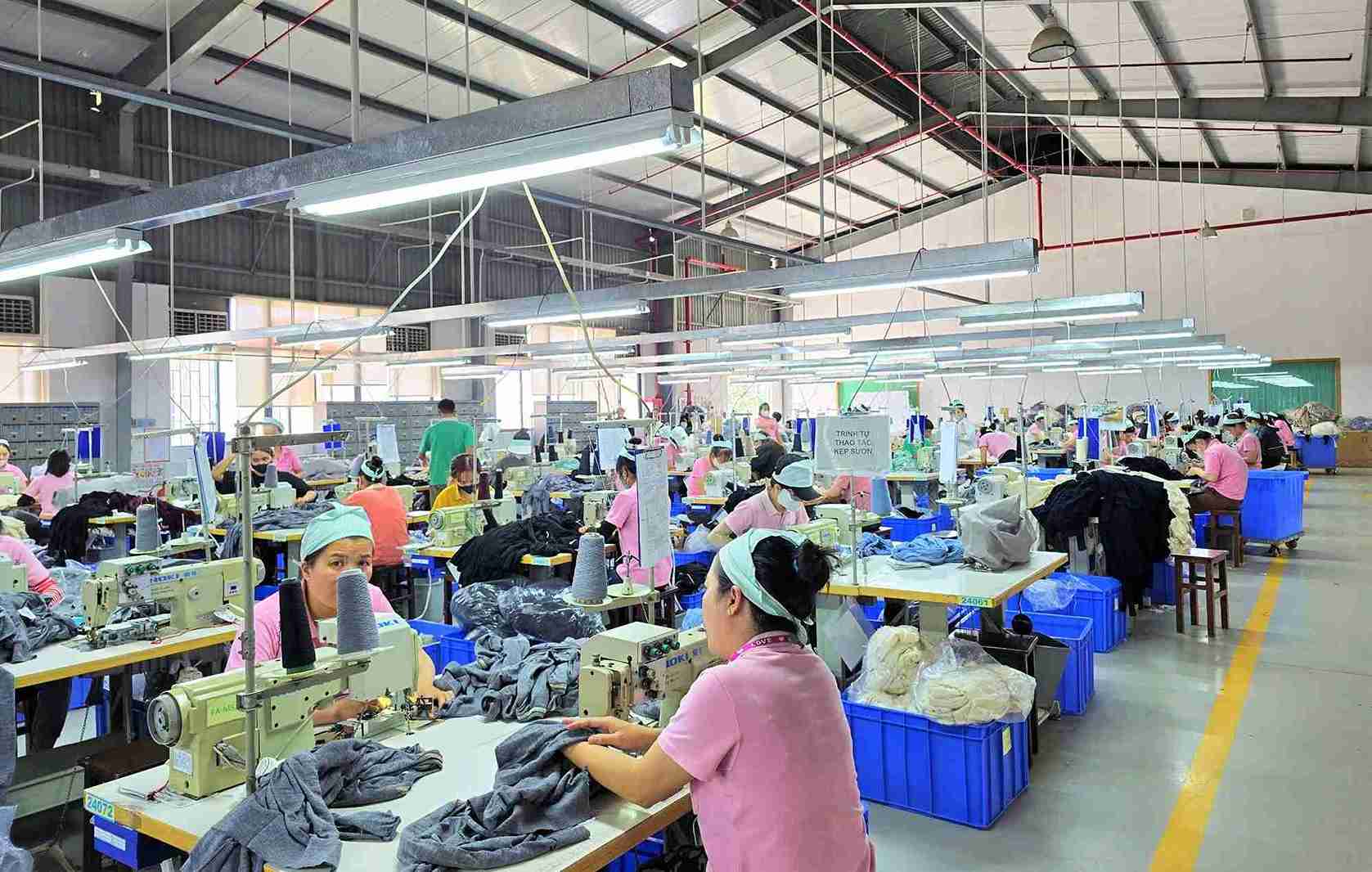 Công nhân Công ty TNHH May mặc First làm việc trở lại sau kỳ nghỉ Tết Nguyên đán Bính Ngọ. Ảnh: Phúc Khánh 