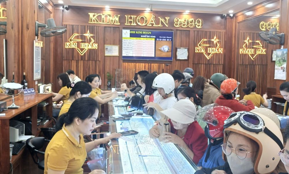 Although gold prices are high, people in Dong Hoi Ward gather to buy gold on the God of Wealth Day. Photo: Thanh Trung