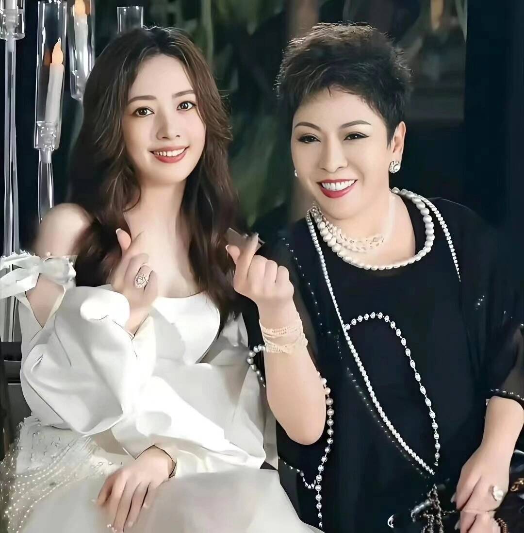 Bà Trần Lam gần gũi với con dâu Quách Bích Đình. Ảnh: Xinhua