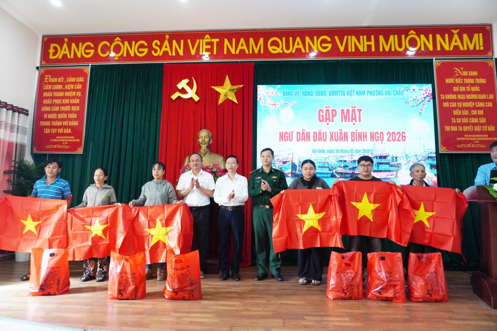 Trao 84 cờ Tổ quốc, 84 suất quà cho các ngư dân. Ảnh: Trần Thi