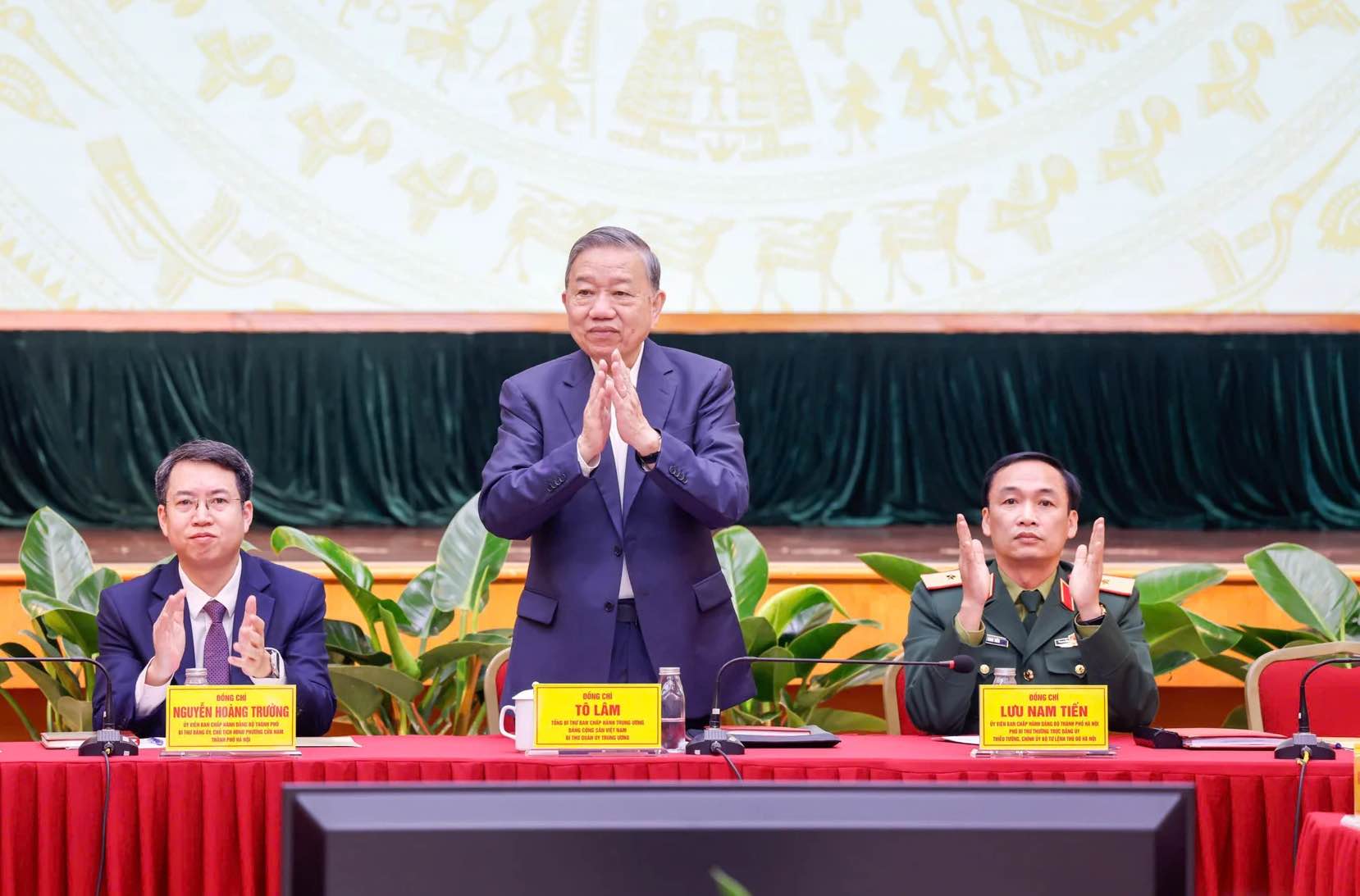 General Secretary To Lam and candidates for National Assembly Deputies of the 16th term. Photo: Thanh An