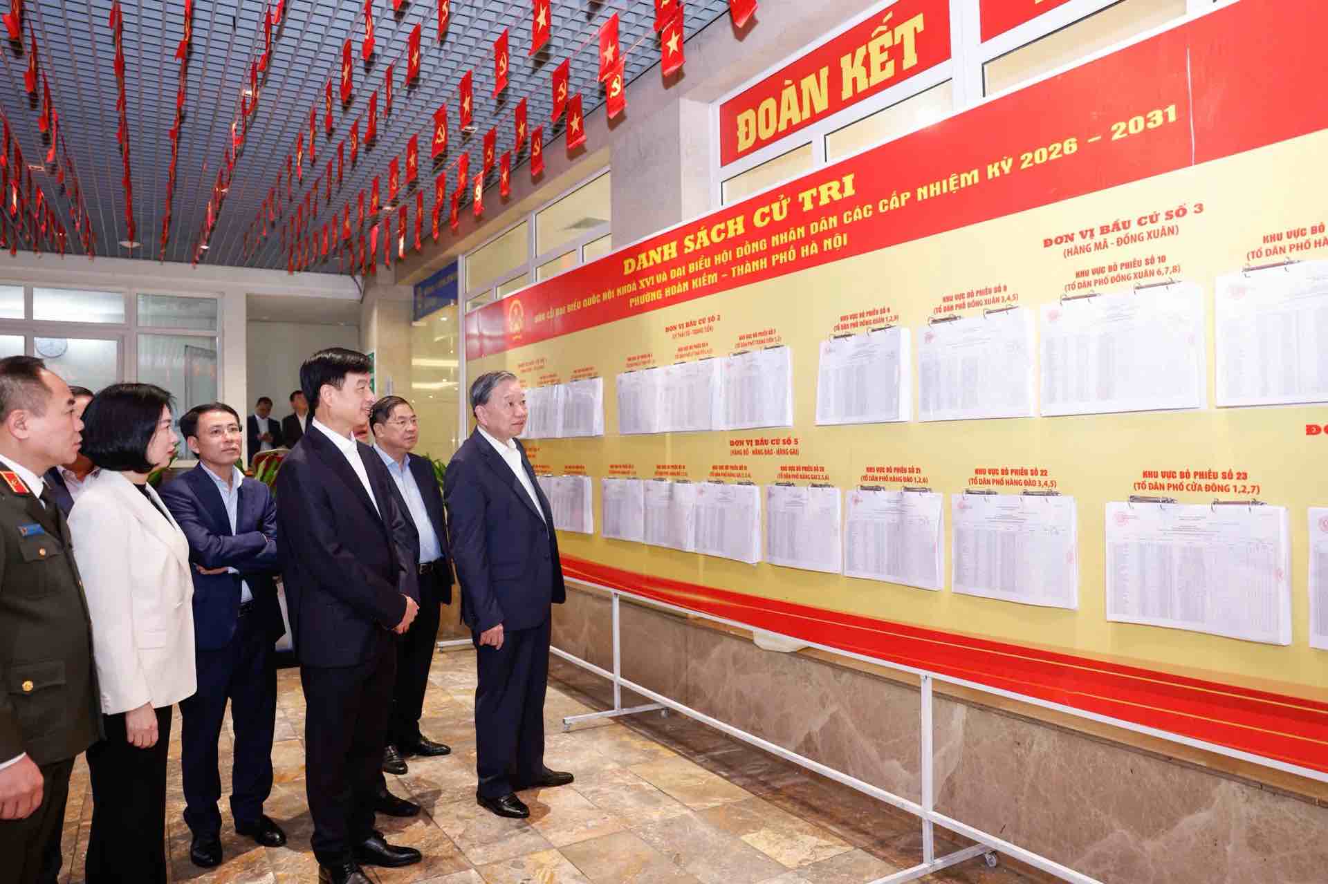 Tổng Bí thư Tô Lâm cùng các đại biểu Quốc hội đơn vị bầu cử số 1, Đoàn Đại biểu Quốc hội Thành phố Hà Nội tới dự hội nghị tiếp xúc cử tri với người ứng cử Đại biểu Quốc hội khoá XVI nhiệm kỳ 2026-2031. Ảnh: Thành An