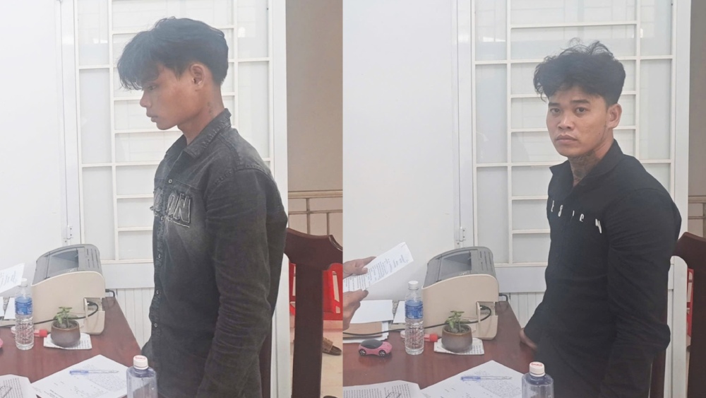 Police caught Nghia (left) red-handed for the act of "Illegally possessing drugs". Photo: Binh An