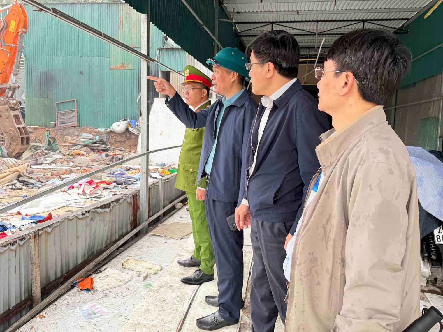 Lãnh đạo phường Nghĩa Đô trực tiếp xuống hiện trường tuyên truyền vận động người dân . Ảnh: Vũ Công