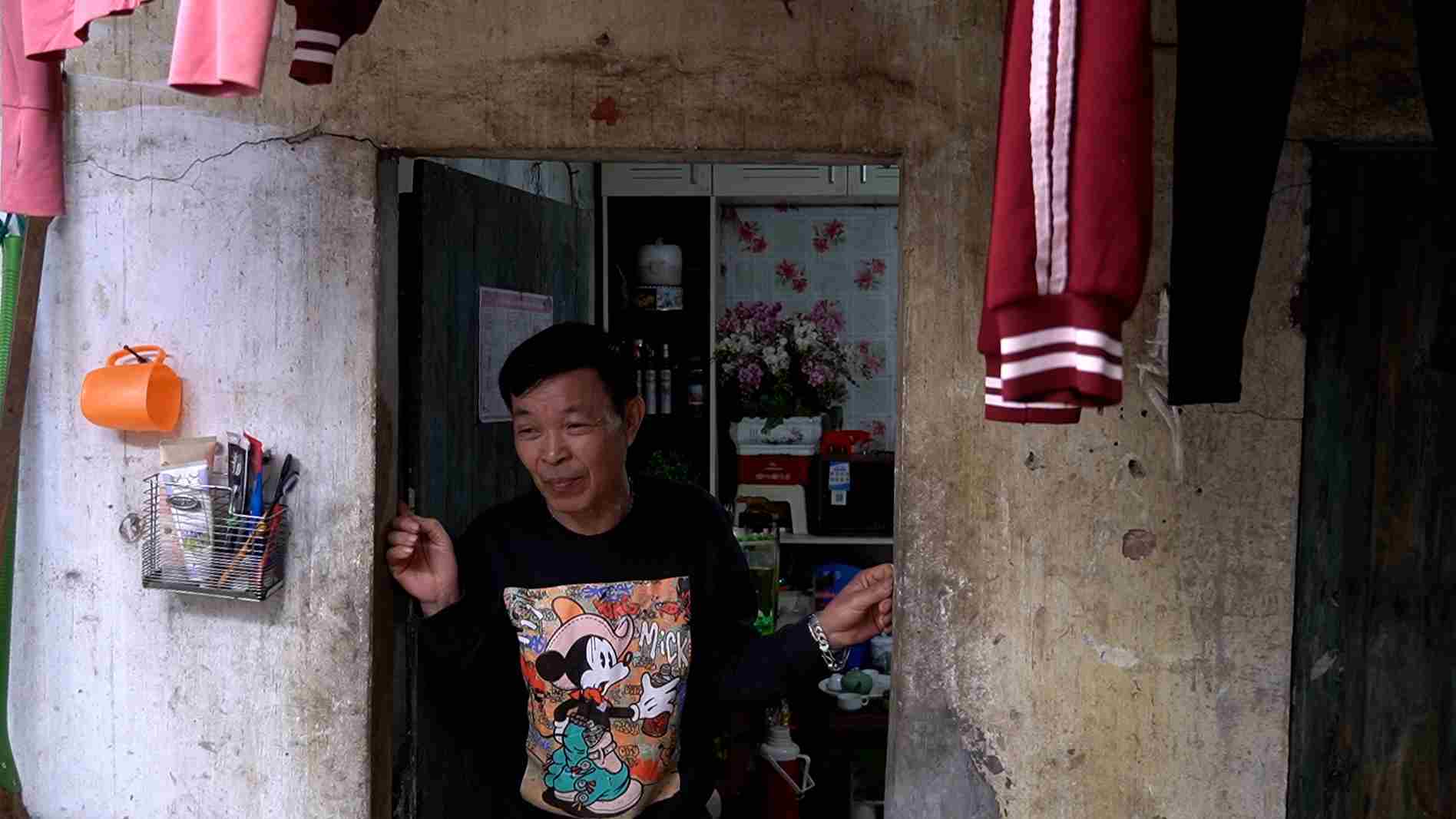 The poor boarding house is struggling in prolonged humid weather, with white moldy ceilings.