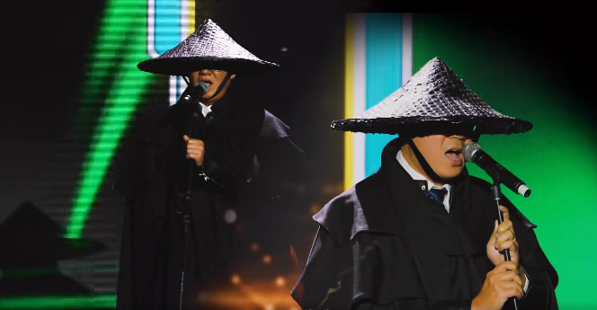 Phó Tổng giám đốc Nguyễn Khắc Nguyện gây bão với màn trình diễn ca khúc “Ngày chưa giông bão“. Ảnh cắt từ video.  