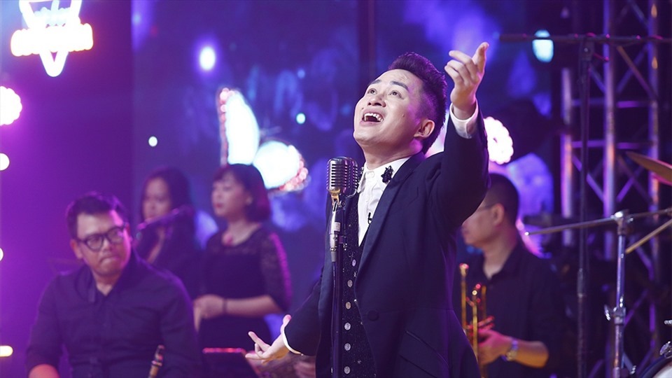 Ca sĩ Tùng Dương trình diễn bài hát “Ngày chưa giông bão“. Ảnh NVCC  