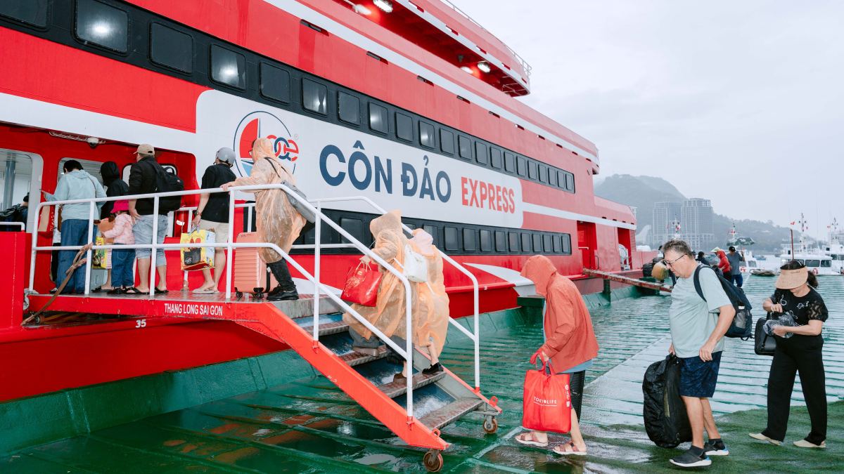 Đông đảo du khách lên tàu cao tốc Thăng Long sáng 26.2. Ảnh: ĐVCC