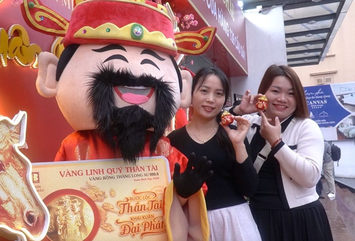 People travel 60km to buy gold on the Day of the God of Wealth. Photo: Thanh Binh