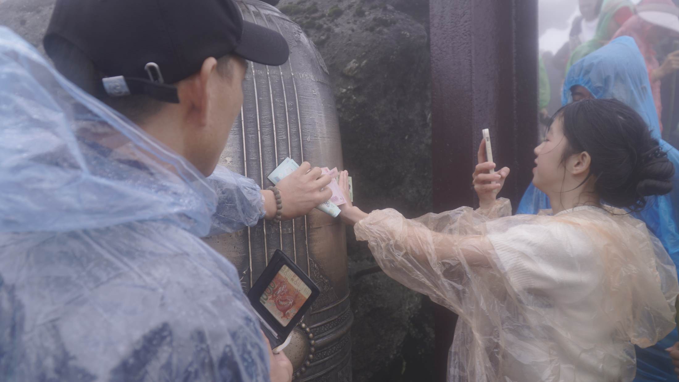 Khách vượt 1.000 km xoa tiền cầu may ở ngôi chùa đúc bằng đồng. 