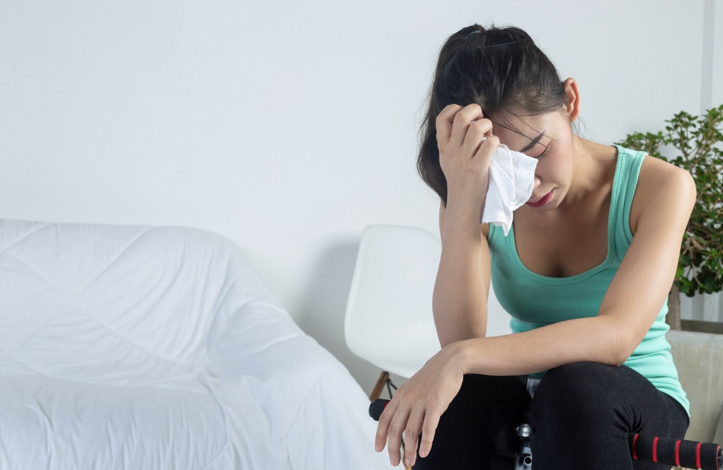 MenOPAUSE not only causes hot flashes but also increases the risk of pain and stiffness in middle-aged women. Photo: Thuy Duong