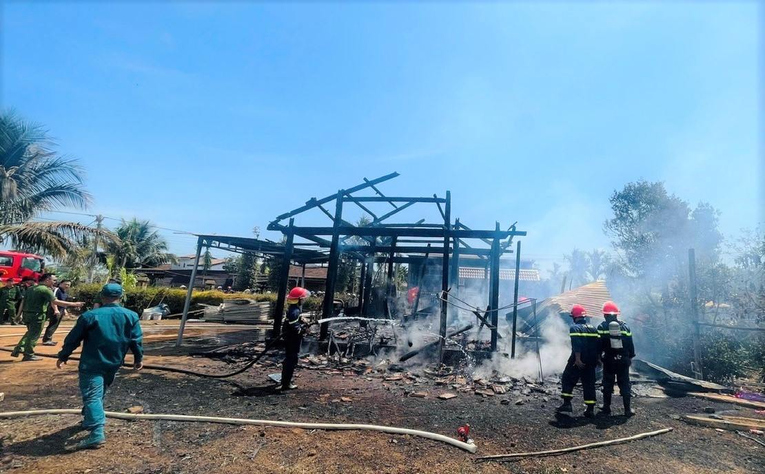 Mr. Hoang Luong Viet's family house and many assets inside were completely burned down by the fire. Photo: Police provided