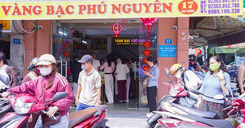 Vía Thần Tài: Phố vàng Nghệ An tấp nập, khách xếp hàng mua