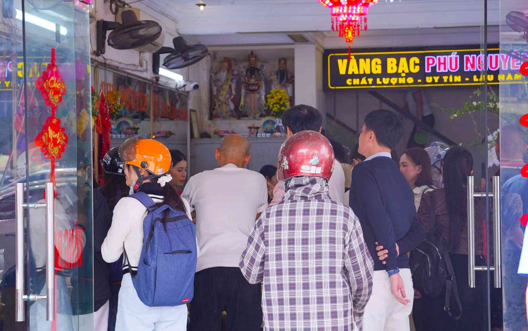 Khách hàng xếp hàng chờ giao dịch bên trong một cửa hàng vàng bạc tại TP Vinh sáng mùng 10 tháng Giêng. Ảnh: Duy Chương