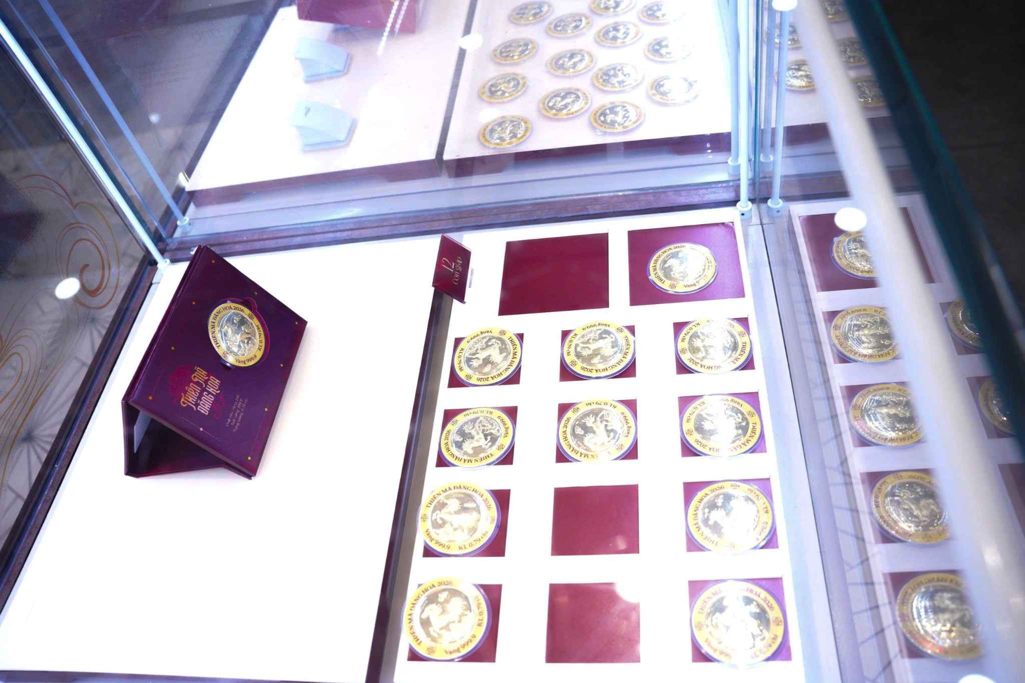 Khách hàng lựa chọn vàng miếng, đồng xu vàng ép vỉ và các sản phẩm vàng linh vật đầu năm. Ảnh: Duy Chương