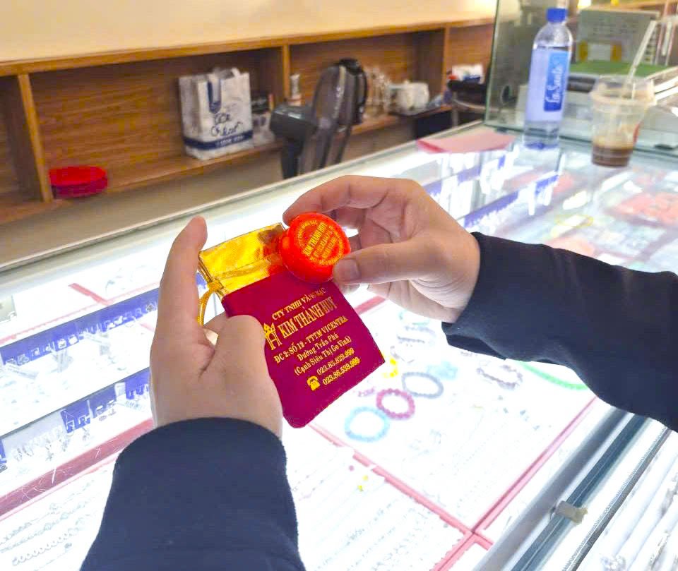 Khách hàng lựa chọn vàng miếng, đồng xu vàng ép vỉ và các sản phẩm vàng linh vật đầu năm. Ảnh: Duy Chương