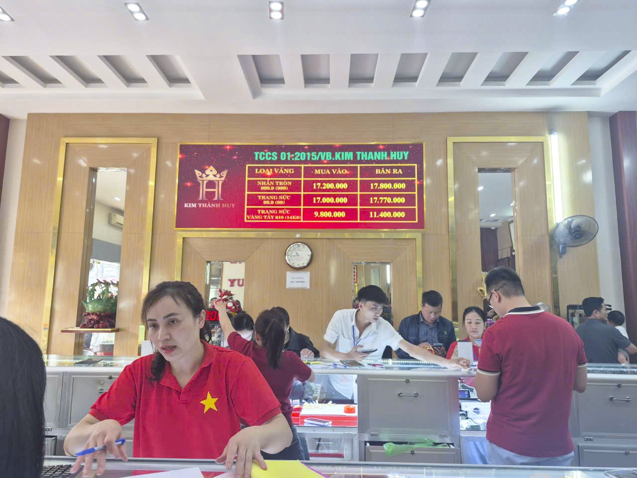 Bảng giá vàng được niêm yết công khai tại một tiệm vàng  trong ngày giao dịch cao điểm. Ảnh: Duy Chương