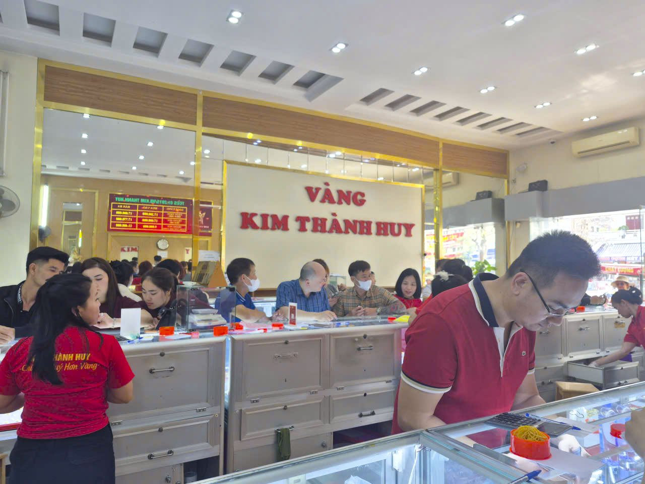 Không khí mua bán sôi động bên trong cửa hàng vàng trong ngày vía Thần Tài. Ảnh: Duy Chương