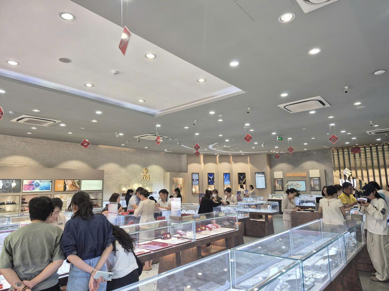 Không khí giao dịch nhộn nhịp bên trong cửa hàng vàng PNJ. Ảnh: Duy Chương