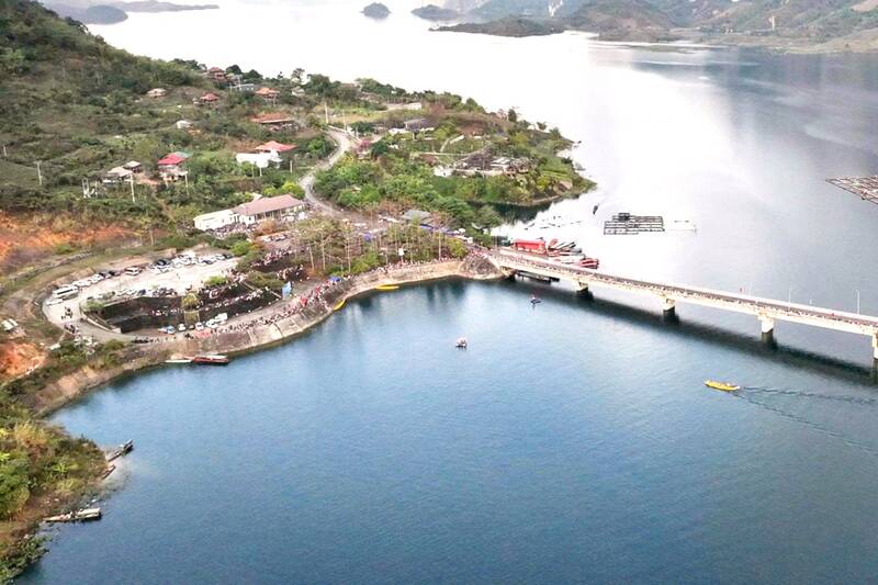 Exciting Traditional Boat Racing Festival on Quynh Nhai Lake, Son La province. Photo: Nhat Minh